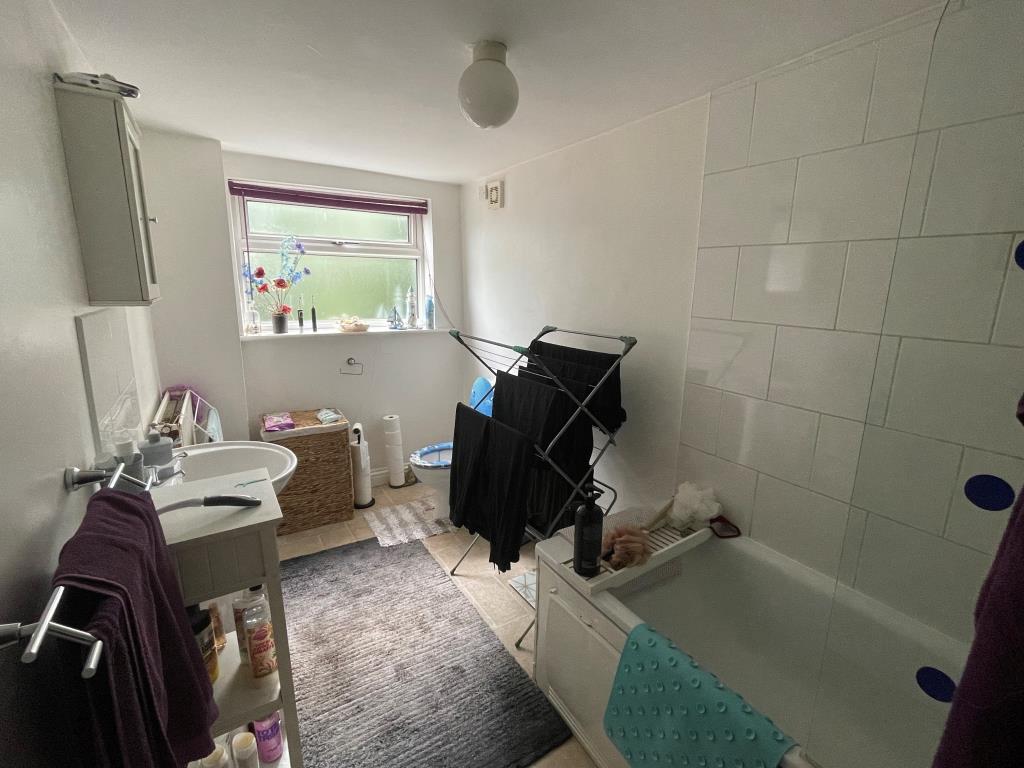 Lot: 122 - TWO-BEDROOM SEMI-DETACHED HOUSE FOR INVESTMENT -